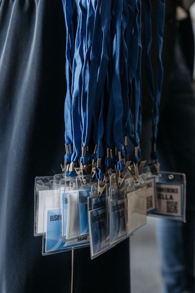 Un brazo sosteniendo las badges de un evento