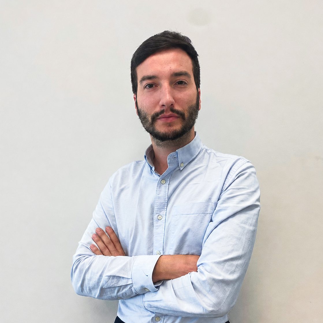 Guillermo, un componente del equipo Bloom® posando serio y cruzado de brazos